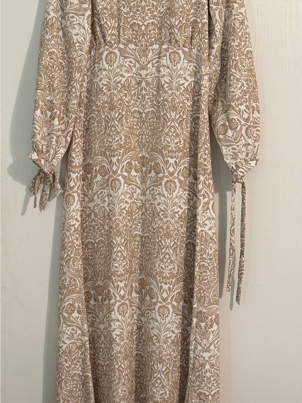 Halogen Cream and Tan Printed Long Sleeve Midi Dress